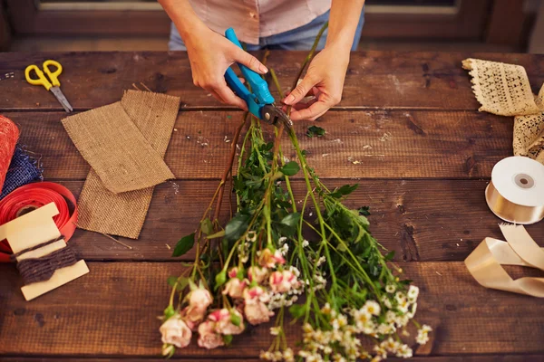 Woman working over bouquet — Stock Photo, Image