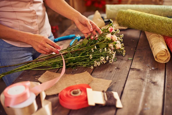 Donna che lavora su bouquet — Foto Stock