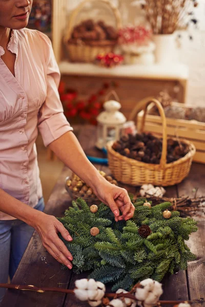 Decorating coniferous wreath — Stock Photo, Image