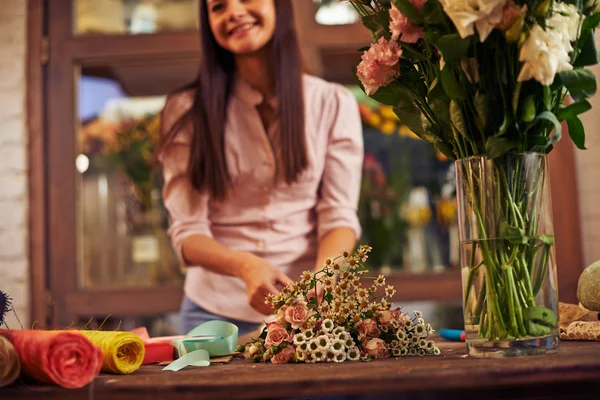 女人制作花束 — 图库照片