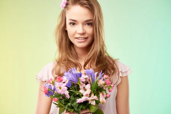 Kobieta z bukiet kwiatów — Zdjęcie stockowe