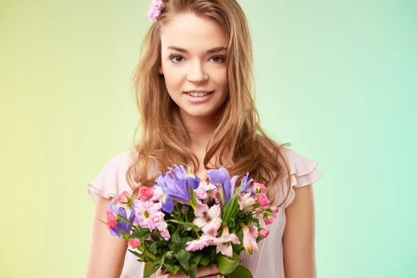 Mulher com cacho de flores — Fotografia de Stock