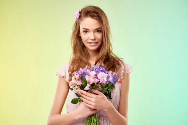 Mulher com cacho de flores — Fotografia de Stock