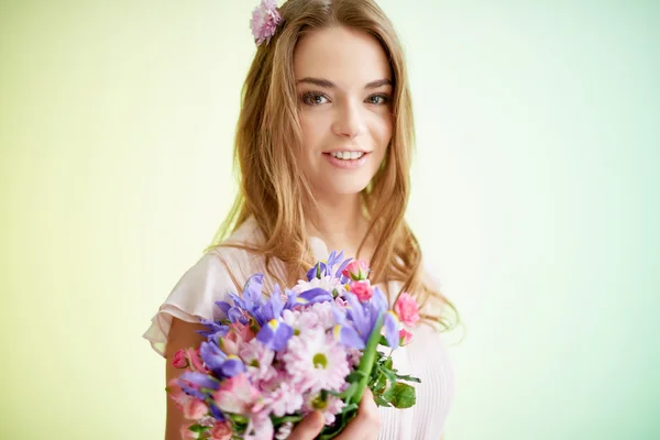 新鮮な花を持つ女性 — ストック写真