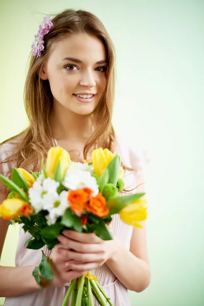 Жінка зі свіжими квітами — стокове фото