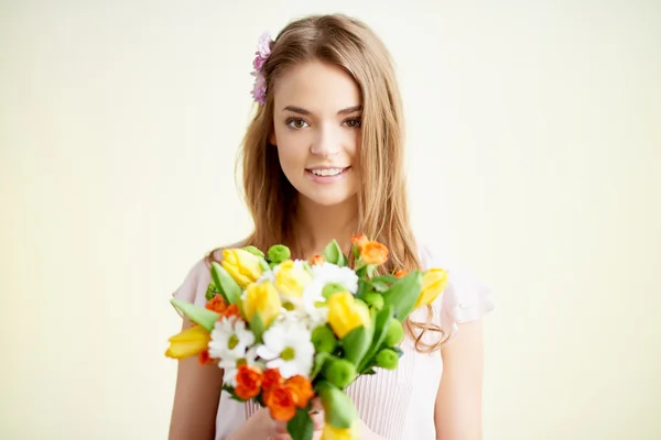 Mulher com flores frescas — Fotografia de Stock