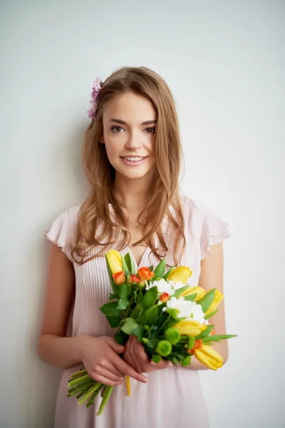 Woman with fresh flowers — Stock Photo, Image