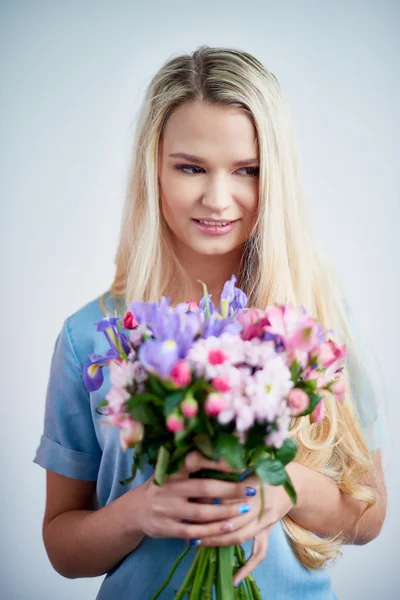 Woman  with fresh flowers — Stock Photo, Image