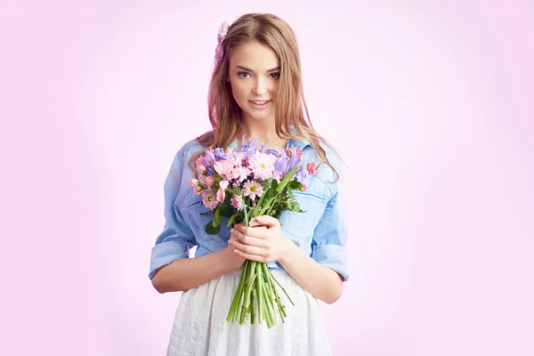 Senhora romântica com flores — Fotografia de Stock