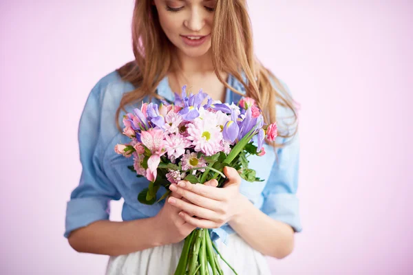 Senhora romântica com flores — Fotografia de Stock