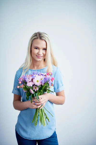 Lány a különböző virágok — Stock Fotó