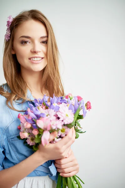 Девушка со свежими цветами — стоковое фото