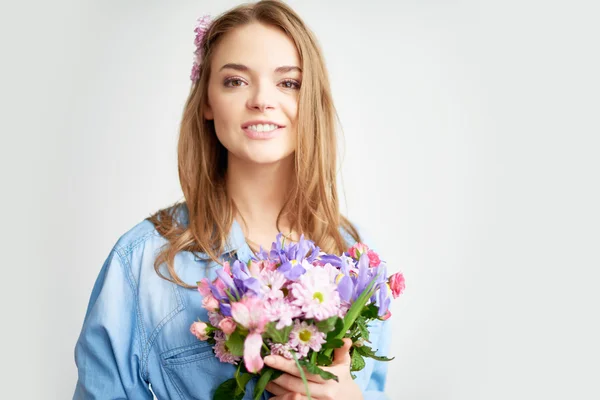 Frau mit verschiedenen Blumen — Stockfoto