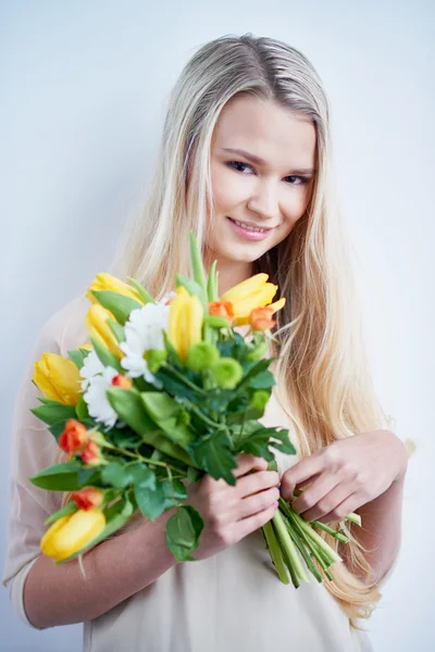 Menina com flores frescas — Fotografia de Stock