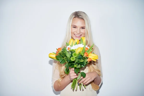 Gelukkige vrouw met bloemen boeket — Stockfoto