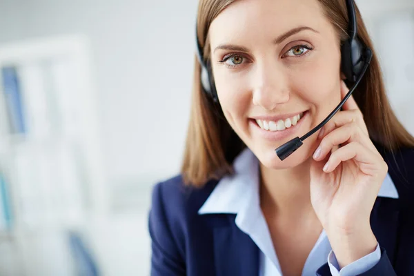 Mujer operadora sonriente — Foto de Stock