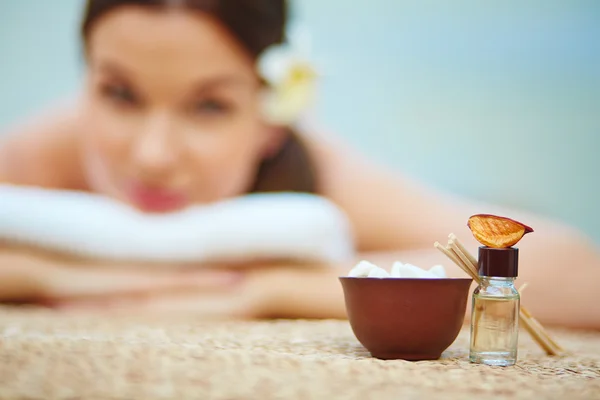 Aromatherapie Essenzen und entspannte Frau — Stockfoto