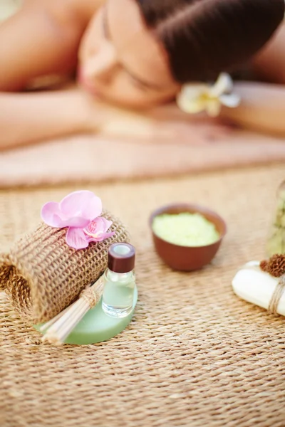 Objetos cosméticos com mulher relaxada — Fotografia de Stock