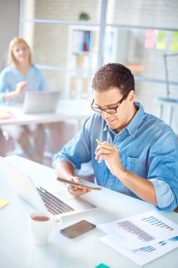 İşadamı çalışma gün boyunca