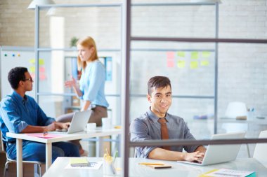 İşyerinde bilgisayar iş adamları