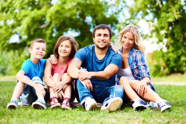 Çimenlerin üzerinde aile portresi