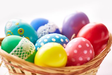 renkli Paskalya yumurtaları sepetle
