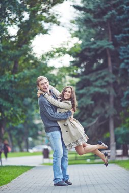 Adam ve kız arkadaşı parkta