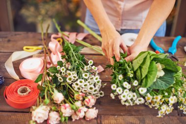 Kadın çiçekçi çiçek buketleri yapma