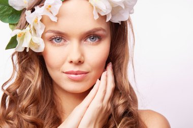 Çiçek çelenk kadında bahar