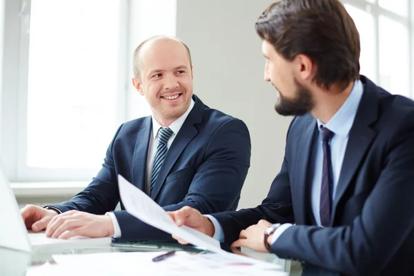 Zwei männliche Kollegen — Stockfoto