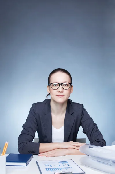 Elegante zakenvrouw op werkplek — Stockfoto