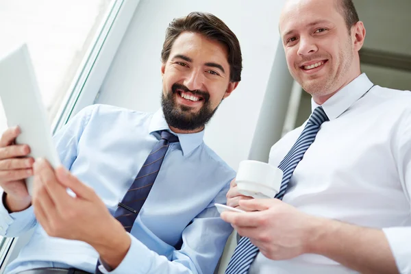 Freundliche Geschäftsleute in Formalbekleidung — Stockfoto