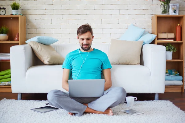 Guy moderne gadgets gebruiken — Stockfoto