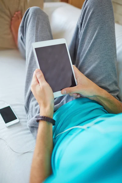 携帯電話と若い男 — ストック写真