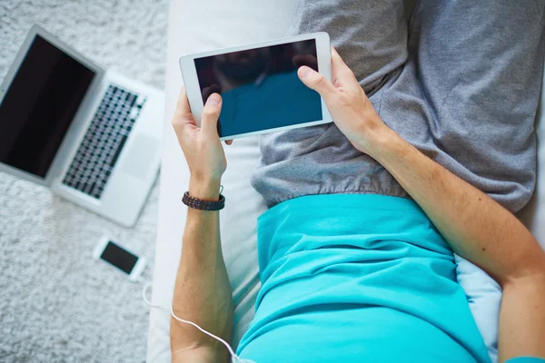 Ung man med mobiltelefon — Stockfoto