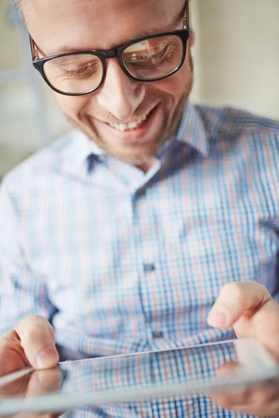 Homme d'affaires souriant à lunettes — Photo