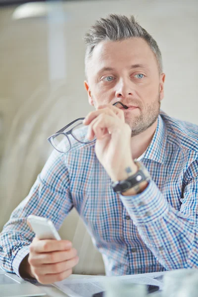 Uomo d'affari con occhiali al lavoro — Foto Stock