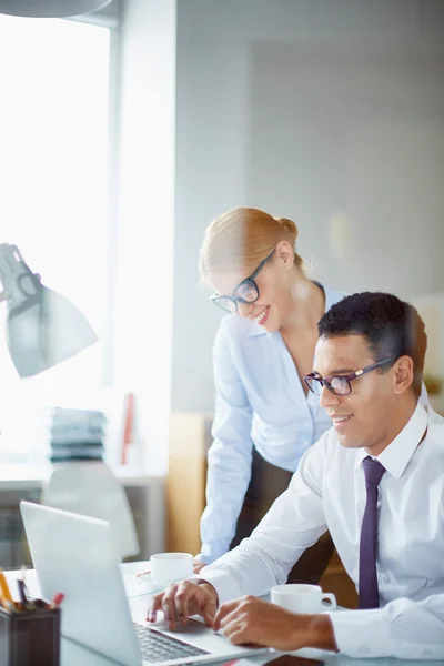 Charmante secretaris en haar baas — Stockfoto