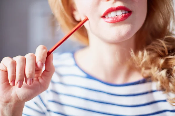 Vrouw met nadenkend expressie — Stockfoto