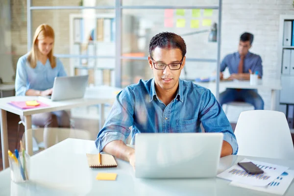 Redes de personas en el cargo — Foto de Stock