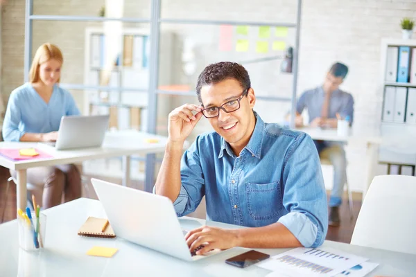 Beau employé de bureau — Photo