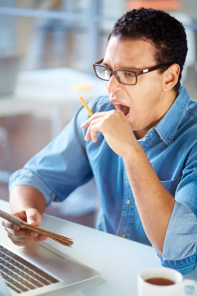 Affärsman med anteckningsblock och penna — Stockfoto