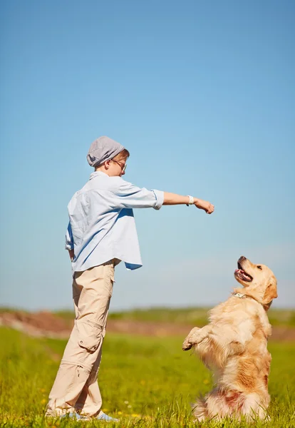 Junge trainiert sein Haustier — Stockfoto