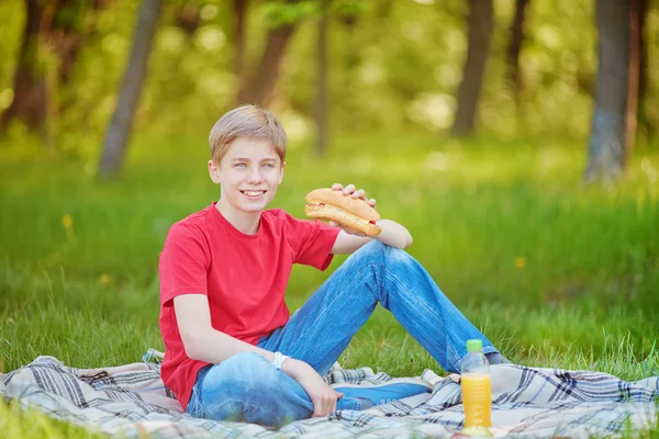 Junge isst Sandwich — Stockfoto