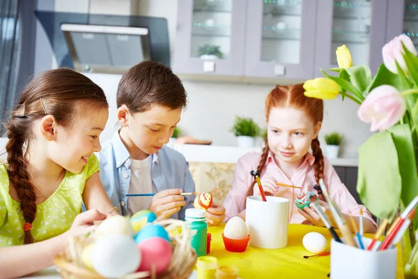 Enfants peignant des œufs de Pâques — Photo