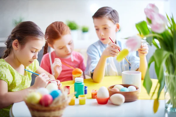 Enfants peignant des œufs de Pâques — Photo