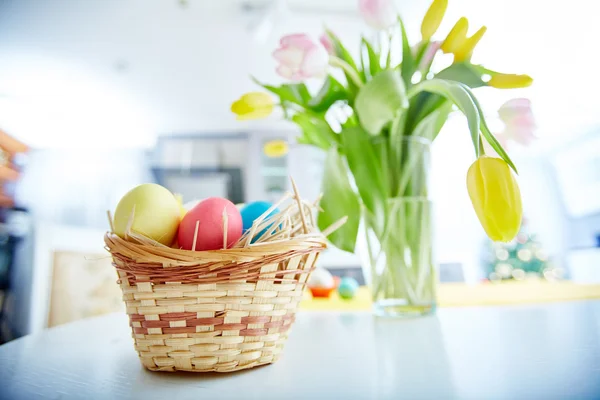 Uova di Pasqua e tulipani — Foto Stock