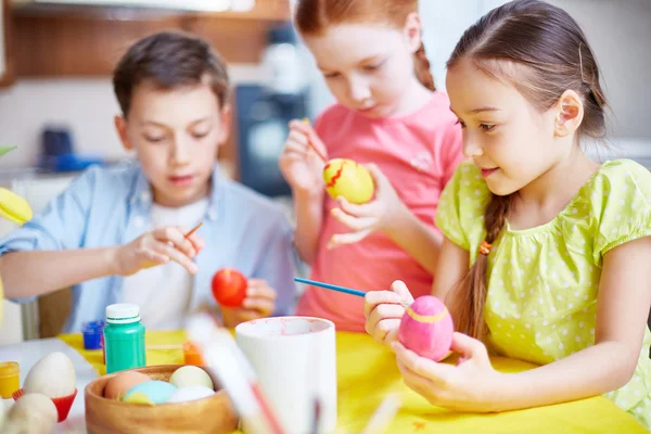 Enfants peignant des œufs de Pâques — Photo