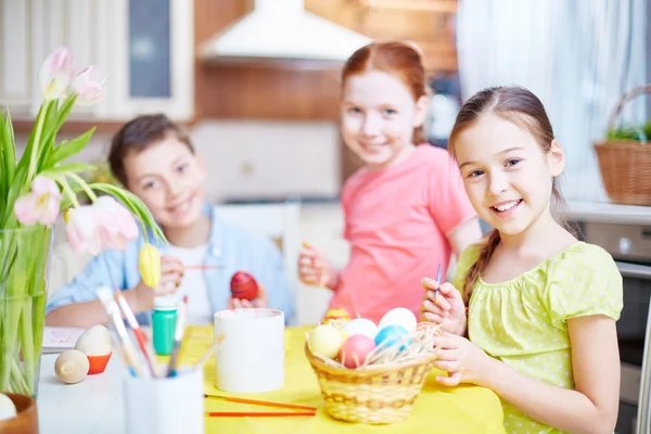 Niños pintando huevos de Pascua — Foto de Stock