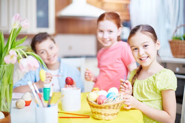 Children painting Easter eggs — Stock Photo, Image